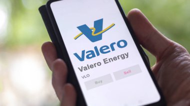 09 Nisan 2024, San Antonio, Teksas. Bir değiş tokuş ekranındaki Valero Enerji logosuna yaklaş. Valero Enerji Fiyat Hisseleri, bir cihaza VLO $.