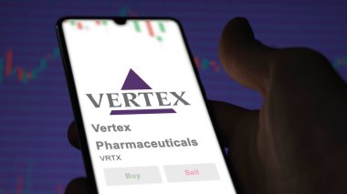 29 Nisan 2024, Cambridge, Massachusetts. Bir değiş tokuş ekranındaki Vertex Eczacılık logosuna yaklaş. Vertex İlaç Fiyat Hisseleri, bir cihaza VRTX $.