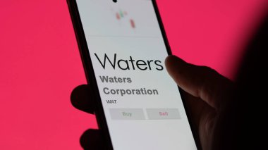 09 Nisan 2024, Milford, Massachusetts. Waters Şirketi 'nin logosuna bir değiş tokuş ekranında yaklaş. Waters Şirketi hisse senetleri, cihaza WAT $..