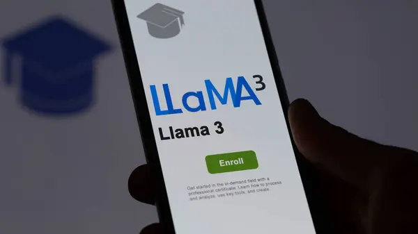 2024年5月3日 学生通过电话报名参加Llama 3课程 并通过电子学习提高Llama 3课程的认证水平 — 图库照片