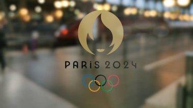 03 Mayıs 2024, Paris Fransa. 2024 Yaz Olimpiyatları 'nın logosu bir tren istasyonunun camında.