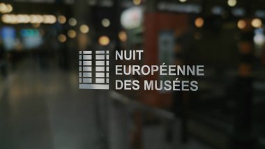 3 Mayıs 2024, Paris Fransa. Nuit europeenne des musees (Avrupa Müzeler Gecesi) bir müze lobisinin penceresinde yazılıdır. .