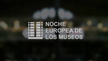 3 Mayıs 2024, Paris Fransa. Müze lobisinin penceresinde Noche Europea de los Museos (Avrupa Müzeleri Gecesi) yazıyordu. İspanyolca konuşan.