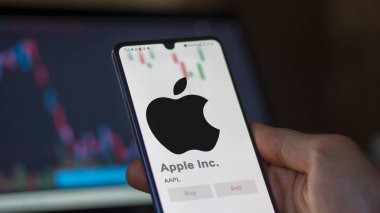 09 Nisan 2024, Cupertino, Kaliforniya. Apple A.Ş. 'nin logosunu bir takas ekranında kapat. Apple Inc fiyat hisseleri, bir aygıt üzerinde $AAPL.