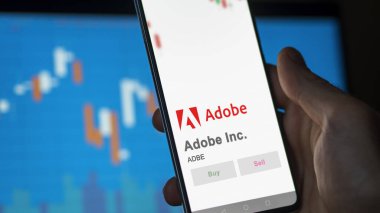 09 Nisan 2024, San Jose, Kaliforniya. Değiş tokuş ekranındaki Adobe Inc. 'nin logosunu kapat. Adobe Inc. Fiyat hisseleri, bir aygıta ADBE $.