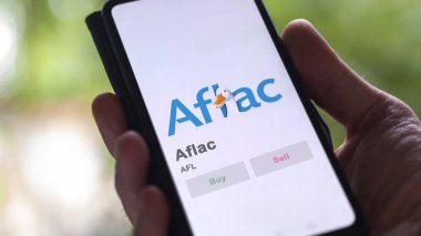09 Nisan 2024, Kolomb, Georgia. Değiş tokuş ekranındaki Aflac logosuna yaklaş. Aflac hisse senetleri, bir cihazda AFL $.