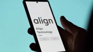 09 Nisan 2024, Tempe, Arizona. Align Teknoloji 'nin logosuna yakın çekim bir değiş tokuş ekranında. Teknoloji fiyat hisselerini hizala, bir aygıta ALGN $.