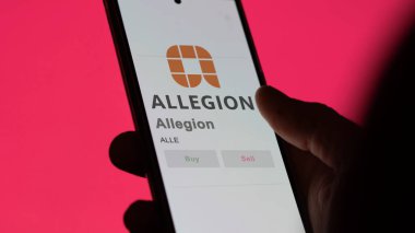 09 Nisan 2024, New York, New York. Değiş tokuş ekranındaki Allegion logosuna yaklaş. Allegion hisse senetleri, cihaz için ALLE $.