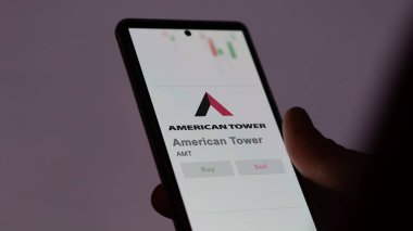 09 Nisan 2024, Boston, Massachusetts. Bir değiş tokuş ekranındaki Amerikan Kulesi logosuna yaklaş. American Tower hisse senetleri, bir cihaza AMT $.