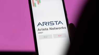 29 Nisan 2024, Santa Clara, Kaliforniya. Bir değiş tokuş ekranında Arista Networks 'ün logosuna yaklaş. Arista Networks hisse senetleri, bir aygıt üzerinde ANET $.