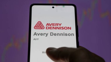 29 Nisan 2024, Glendale, Kaliforniya. Avery Dennison 'ın logosuna yakın çekim yap. Avery Dennison hisse senetleri, bir cihaza AVY $.