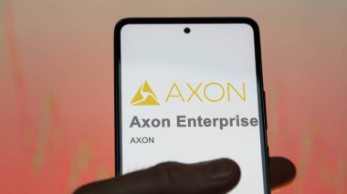 09 Nisan 2024, Scottsdale, Arizona. Bir değiş tokuş ekranında Axon Enterprise 'ın logosuna yaklaş. Axon Enterprise hisse senetleri, bir cihaza AXON $.