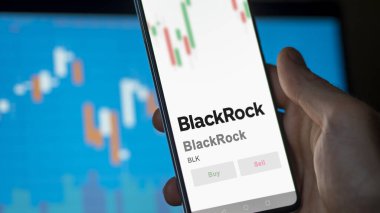 09 Nisan 2024, New York, New York. Bir değiş tokuş ekranındaki BlackRock logosuna yaklaş. BlackRock hisse senetleri, cihazda BLK $.