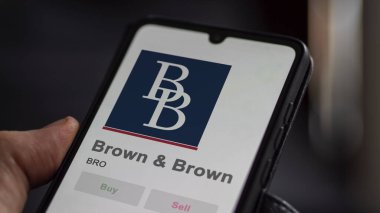 29 Nisan 2024, Daytona Sahili, Florida. Bir değiş tokuş ekranında Brown & Brown logosuna yaklaş. Kahverengi & fiyat hisseleri, bir aygıt üzerinde BRO $.