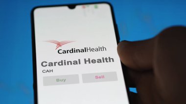 09 Nisan 2024, Dublin, Ohio. Değiş tokuş ekranındaki Kardinal Sağlık logosuna yaklaş. Kardinal Sağlık Fiyat Hisseleri, bir cihaza CAH $.