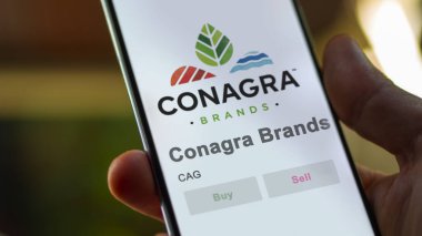 29 Nisan 2024, Chicago, Illinois. Bir değiş tokuş ekranındaki Conagra Markalarının logosuna yaklaş. Conagra Markaları hisse senedi fiyatları, bir cihazda CAG $.