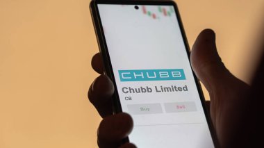 09 Nisan 2024, Zürih, İsviçre. Chubb Limited 'in logosuna yakın çekim bir değiş tokuş ekranında. Chubb Sınırlı Fiyat Hisseleri, Bir aygıt için CB $.