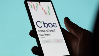 29 Nisan 2024, Chicago, Illinois. Değişim ekranındaki Cboe Global Market logosuna yaklaş. Cboe Global Market hisse senetleri, CBOE $bir aygıt üzerinde.