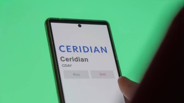 09 Nisan 2024, Minneapolis, Minnesota. Takas ekranındaki Ceridian logosuna yaklaş. Ceridian hisse senetleri, cihaza Cday $.