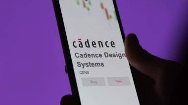09 Nisan 2024, San Jose, Kaliforniya. Takas ekranındaki Cadence Tasarım Sistemlerinin logosuna yaklaş. Cadence Tasarım Sistemleri fiyat hisseleri, bir aygıt üzerinde CDNS $.