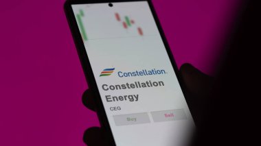 09 Nisan 2024, Baltimore, Maryland. Takas ekranındaki Takımyıldız Enerjisi logosuna yaklaş. Takımyıldız Enerji Fiyat Hisseleri, Bir aygıt üzerinde CEG $.