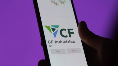 29 Nisan 2024, Deerfield, Illinois. Değiş tokuş ekranındaki CF Endüstri logosuna yaklaş. CF Endüstri hisse senedi fiyatları, cihazda CF $.