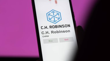 09 Nisan 2024, Eden Prairie, Minnesota. C.H. logosunu kapat. Robinson bir değiş tokuş ekranında. C H Robinson hisse senetleri, bir cihaz için CHRW $.
