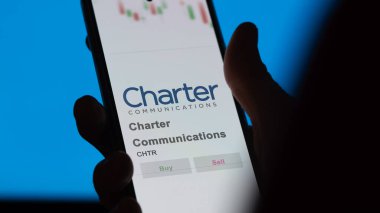 29 Nisan 2024, Stamford, Connecticut. Bir değiş tokuş ekranındaki Charter İletişim logosuna yaklaş. Charter İletişim Fiyat Hisseleri, Bir aygıt üzerinde CHTR $.