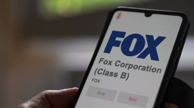 09 Nisan 2024, New York, New York. Fox Corporation 'ın (B sınıfı) logosuna bir takas ekranında yaklaş. Fox Corporation (B sınıfı) fiyat hisseleri, bir aygıt üzerinde FOX $.