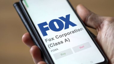 09 Nisan 2024, New York, New York. Fox Corporation 'ın (A sınıfı) logosuna bir takas ekranında yaklaş. Fox Corporation (A sınıfı) hisse senetleri, bir cihaza FOXA $.
