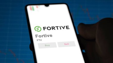 29 Nisan 2024, Everett, Washington. Değiş tokuş ekranındaki Fortive logosuna yaklaş. Zorunlu fiyat hisseleri, cihazda FTV $.