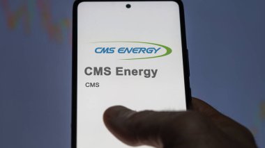 29 Nisan 2024, Jackson, Michigan. Değiş tokuş ekranındaki CMS Enerji logosuna yaklaş. CMS Enerji Fiyat Hisseleri, Bir aygıt üzerinde $CMS.