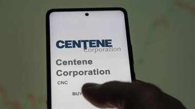 29 Nisan 2024, St. Louis, Missouri. Centene Şirketi 'nin logosunu bir değiş tokuş ekranında kapatın. Centene Şirketi hisse senetleri, bir cihaza CNC $.
