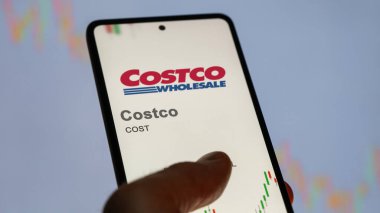 29 Nisan 2024, Issaquah, Washington. Değiş tokuş ekranındaki Costco logosuna yaklaş. Costco hisse senetleri, bir cihazın maliyeti.