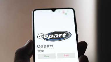 09 Nisan 2024, Dallas, Teksas. Takas ekranındaki Copart logosuna yaklaş. Copart hisse senetleri, bir cihazda CPRT $.