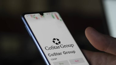 09 Nisan 2024, Washington, D.C. CoStar Grubu 'nun logosunu bir takas ekranında kapatın. CoStar Grubu hisse senetleri, bir aygıtta CSGP $.