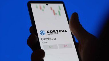 09 Nisan 2024, Indianapolis, Indiana. Değiş tokuş ekranındaki Corteva logosuna yaklaş. Corteva hisse senetleri, bir cihaza CTVA $.