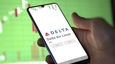 09 Nisan 2024, Atlanta, Georgia. Bir değiş tokuş ekranındaki Delta Hava Hatları logosuna yaklaş. Delta Hava Yolları hisse senedi fiyatları, bir aygıt üzerinde DAL $.