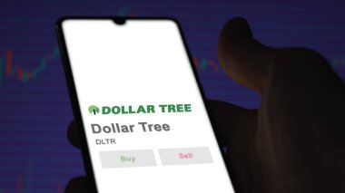 09 Nisan 2024, Chesapeake, Virginia. Takas ekranındaki Dolar Ağacı logosuna yaklaş. Dolar ağacı fiyatları, aygıt için DLTR $.