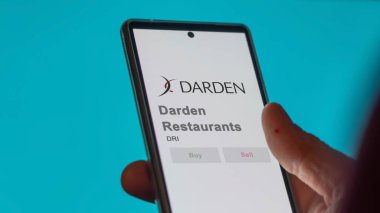 09 Nisan 2024, Orlando, Florida. Değiş tokuş ekranındaki Darden Restoranlarının logosuna yaklaş. Darden Restoranları hisse fiyatları, bir cihazda DRI $.