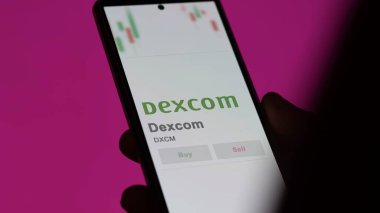 09 Nisan 2024, San Diego, Kaliforniya. Değiş tokuş ekranındaki Dexcom logosuna yaklaş. Dexcom fiyat hisseleri, bir aygıtta $DXCM.