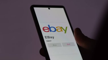 09 Nisan 2024, San Jose, Kaliforniya. Bir değiş tokuş ekranında eBay 'in logosuna yaklaş. eBay hisse senetleri, bir cihaza EBAY $.