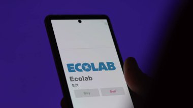 09 Nisan 2024, Saint Paul, Minnesota. Değişim ekranındaki Ecolab logosuna yaklaş. Ekolab fiyat hisseleri, cihazda ECL $.