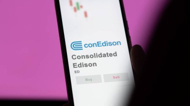 09 Nisan 2024, New York, New York. Consolidated Edison 'un logosunu bir değiş tokuş ekranında kapat. Birleştirilmiş Edison hisse senetleri, bir aygıt için ED $.