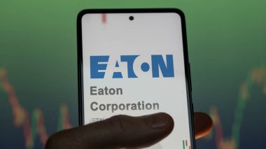 09 Nisan 2024, Dublin, İrlanda. Eaton Şirketi 'nin logosuna bir değiş tokuş ekranında yaklaş. Eaton Şirketi hisse senetleri, bir cihaza ETN $.