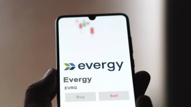 09 Nisan 2024, Kansas City, Missouri. Değiş tokuş ekranındaki Evergy logosuna yaklaş. Evergy hisse senetleri, cihazda EVRG $.