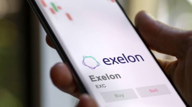29 Nisan 2024, Chicago, Illinois. Exelon 'un logosuna yakın çekim yap. Exelon fiyat hisseleri, bir aygıt üzerinde EXC $.