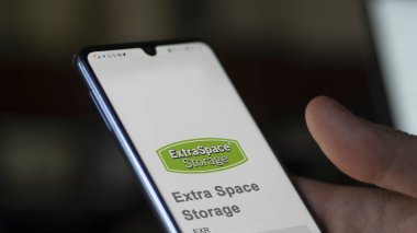 29 Nisan 2024, Salt Lake City, Utah. Takas ekranındaki Extra Space Depo logosuna yaklaş. Ekstra Alan Depolama Fiyat Hisseleri, Bir aygıt üzerinde EXR $.