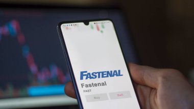 29 Nisan 2024, Winona, Minnesota. Fastenal 'ın logosuna bir değiş tokuş ekranında yaklaş. Fastenal fiyat hisseleri, bir cihazda FAST $.