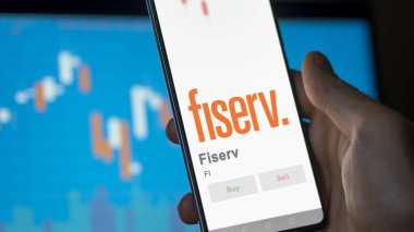 09 Nisan 2024, Brookfield, Wisconsin. Fiserv 'in logosuna yakın çekim yap. Fiserv hisse senetleri, cihaz için FI $.